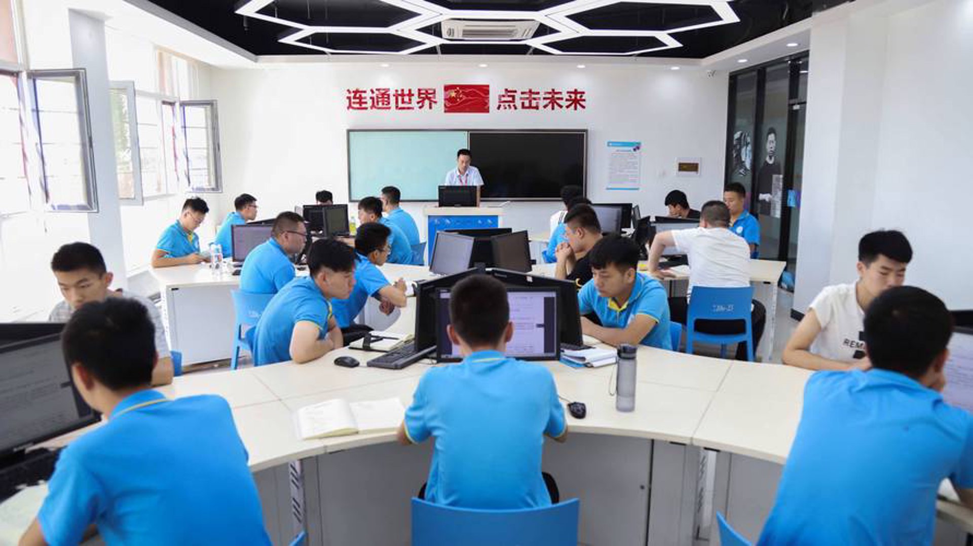 桐城网站建设:紧跟信息技术浪潮,构建企业未来